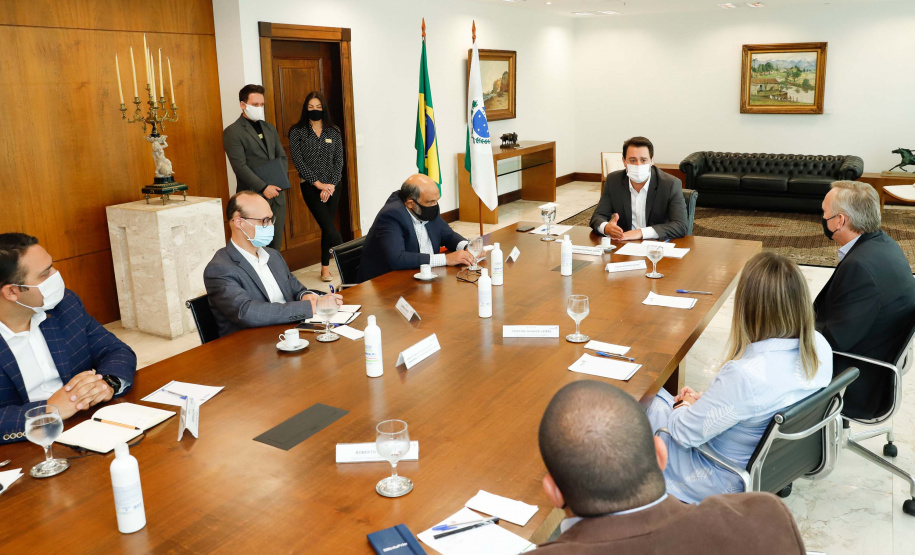 O governador Carlos Massa Ratinho Junior se reuniu nesta segunda-feira (7) com a diretoria da Ferragens Negrão, empresa que atua há 52 anos no mercado de ferramentas para construção civil e que planeja investir R$ 63 milhões no Paraná. O encontro foi marcado pela apresentação da primeira parte desse aporte, de R$ 19 milhões, que aconteceu em um novo Centro de Distribuição e em uma loja em São José dos Pinhais, na Região Metropolitana de Curitiba.