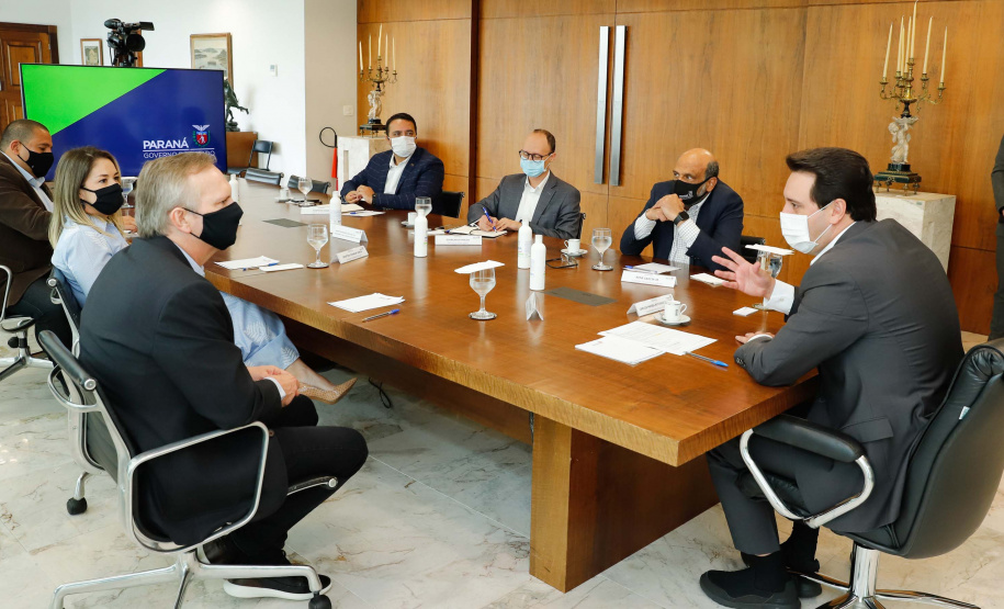 O governador Carlos Massa Ratinho Junior se reuniu nesta segunda-feira (7) com a diretoria da Ferragens Negrão, empresa que atua há 52 anos no mercado de ferramentas para construção civil e que planeja investir R$ 63 milhões no Paraná. O encontro foi marcado pela apresentação da primeira parte desse aporte, de R$ 19 milhões, que aconteceu em um novo Centro de Distribuição e em uma loja em São José dos Pinhais, na Região Metropolitana de Curitiba.
