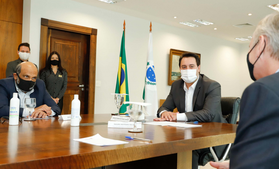 O governador Carlos Massa Ratinho Junior se reuniu nesta segunda-feira (7) com a diretoria da Ferragens Negrão, empresa que atua há 52 anos no mercado de ferramentas para construção civil e que planeja investir R$ 63 milhões no Paraná. O encontro foi marcado pela apresentação da primeira parte desse aporte, de R$ 19 milhões, que aconteceu em um novo Centro de Distribuição e em uma loja em São José dos Pinhais, na Região Metropolitana de Curitiba.