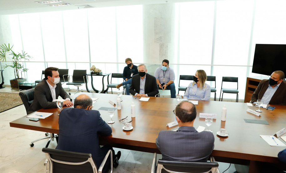 O governador Carlos Massa Ratinho Junior se reuniu nesta segunda-feira (7) com a diretoria da Ferragens Negrão, empresa que atua há 52 anos no mercado de ferramentas para construção civil e que planeja investir R$ 63 milhões no Paraná. O encontro foi marcado pela apresentação da primeira parte desse aporte, de R$ 19 milhões, que aconteceu em um novo Centro de Distribuição e em uma loja em São José dos Pinhais, na Região Metropolitana de Curitiba.