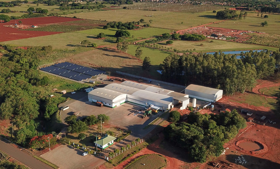 Em Terra Rica está instalada a Farinheira Roders, empresa de origem catarinense que desde 1997 se instalou no paraná para produção de farinha de mandioca. De acordo com Vilmar Roders, proprietário da empresa, são feitas mil toneladas de farinha por mês, sendo que 60% deste volume é destinado à exportação. Foto: José Fernando Ogura/AEN