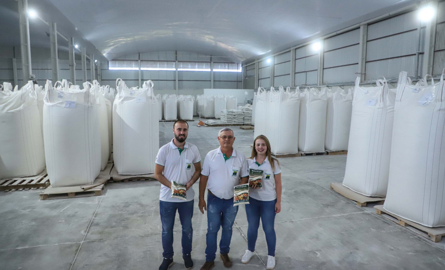 Em Terra Rica está instalada a Farinheira Roders, empresa de origem catarinense que desde 1997 se instalou no paraná para produção de farinha de mandioca. De acordo com Vilmar Roders, proprietário da empresa, são feitas mil toneladas de farinha por mês, sendo que 60% deste volume é destinado à exportação. Foto: José Fernando Ogura/AEN