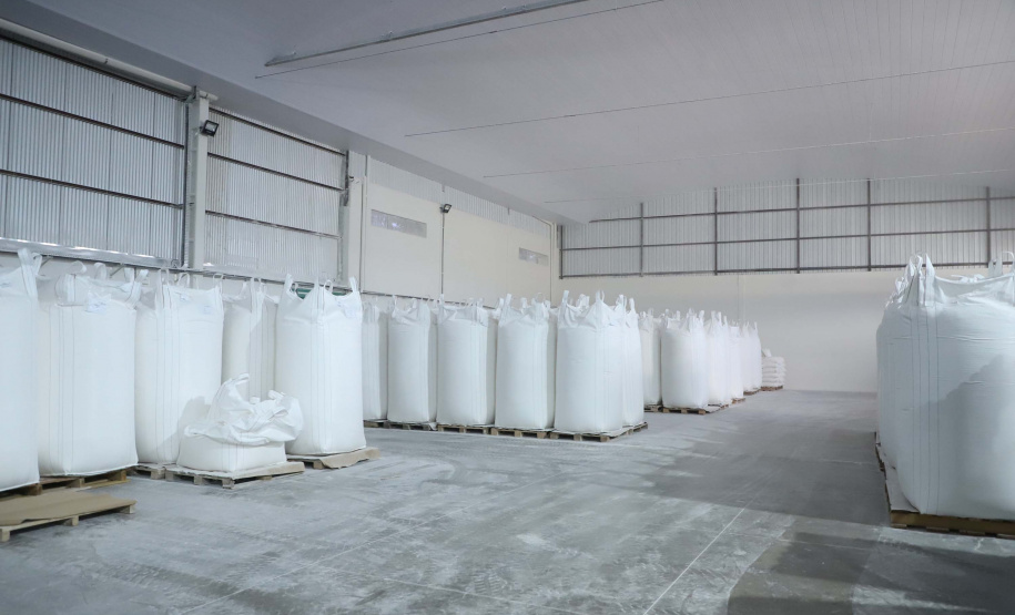 Em Terra Rica está instalada a Farinheira Roders, empresa de origem catarinense que desde 1997 se instalou no paraná para produção de farinha de mandioca. De acordo com Vilmar Roders, proprietário da empresa, são feitas mil toneladas de farinha por mês, sendo que 60% deste volume é destinado à exportação. Foto: José Fernando Ogura/AEN