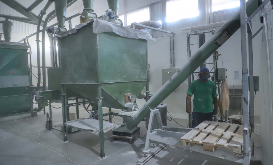 Em Terra Rica está instalada a Farinheira Roders, empresa de origem catarinense que desde 1997 se instalou no paraná para produção de farinha de mandioca. De acordo com Vilmar Roders, proprietário da empresa, são feitas mil toneladas de farinha por mês, sendo que 60% deste volume é destinado à exportação. Foto: José Fernando Ogura/AEN