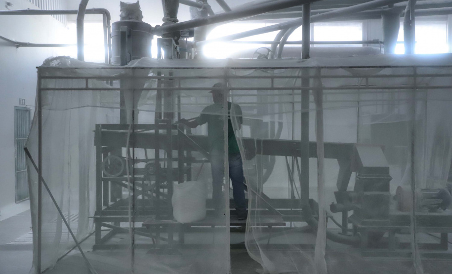 Em Terra Rica está instalada a Farinheira Roders, empresa de origem catarinense que desde 1997 se instalou no paraná para produção de farinha de mandioca. De acordo com Vilmar Roders, proprietário da empresa, são feitas mil toneladas de farinha por mês, sendo que 60% deste volume é destinado à exportação. Foto: José Fernando Ogura/AEN