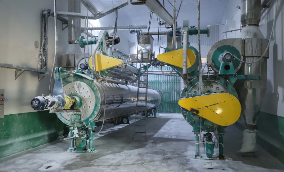 Em Terra Rica está instalada a Farinheira Roders, empresa de origem catarinense que desde 1997 se instalou no paraná para produção de farinha de mandioca. De acordo com Vilmar Roders, proprietário da empresa, são feitas mil toneladas de farinha por mês, sendo que 60% deste volume é destinado à exportação. Foto: José Fernando Ogura/AEN