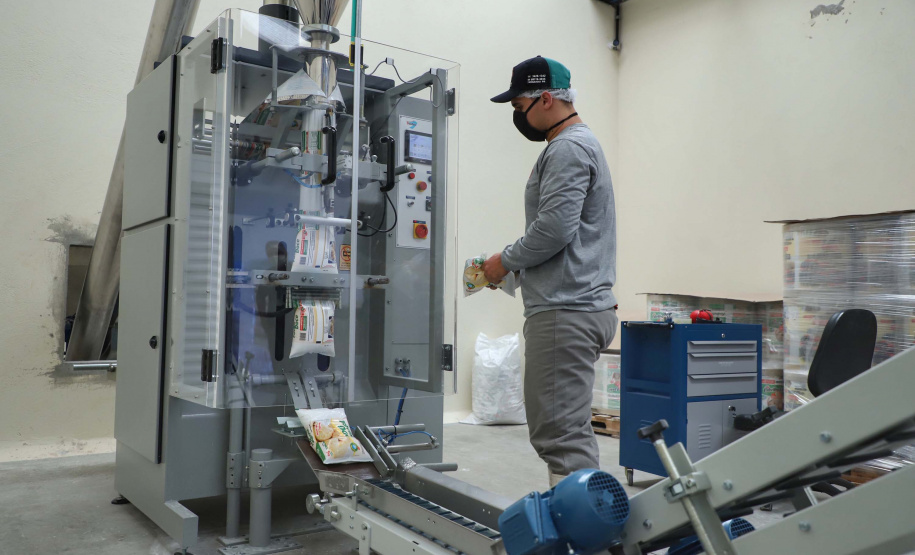 A Amidos Bankhardt, localizada em Paranavaí, existe há 15 anos e produz fécula de mandioca. São 50 funcionários e produção mensal de 1,25 toneladas, sendo que a maior parte é destinada a outras indústrias de transformação. Foto: José Fernando Ogura/AEN