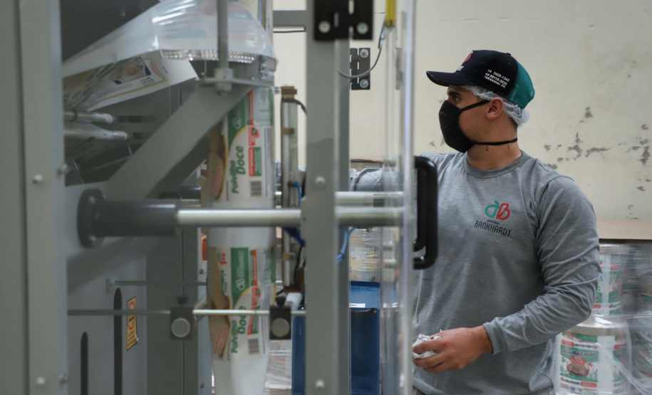 A Amidos Bankhardt, localizada em Paranavaí, existe há 15 anos e produz fécula de mandioca. São 50 funcionários e produção mensal de 1,25 toneladas, sendo que a maior parte é destinada a outras indústrias de transformação. Foto: José Fernando Ogura/AEN