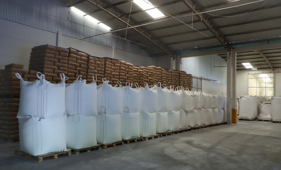 A Amidos Bankhardt, localizada em Paranavaí, existe há 15 anos e produz fécula de mandioca. São 50 funcionários e produção mensal de 1,25 toneladas, sendo que a maior parte é destinada a outras indústrias de transformação. Foto: José Fernando Ogura/AEN