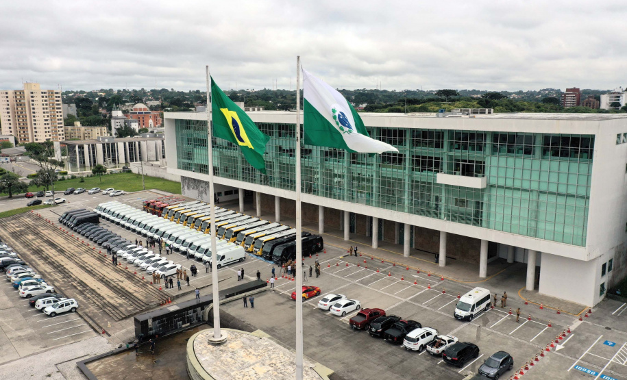 O governador Carlos Massa Ratinho Junior entregou nesta terça-feira (08), em ato simbólico no Palácio Iguaçu, 60 novos veículos que vão encorpar a frota das polícias (Militar e Civil), do Corpo de Bombeiro e do Departamento Penitenciário. A meta é chegar a 2022 com 80% da frota renovada.Foto: Alessandro Vieira/AEN