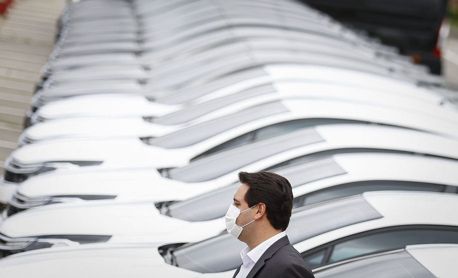 O governador Carlos Massa Ratinho Junior entregou nesta terça-feira (08), em ato simbólico no Palácio Iguaçu, 60 novos veículos que vão encorpar a frota das polícias (Militar e Civil), do Corpo de Bombeiro e do Departamento Penitenciário. A meta é chegar a 2022 com 80% da frota renovada.