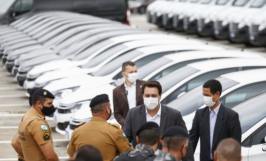 O governador Carlos Massa Ratinho Junior entregou nesta terça-feira (08), em ato simbólico no Palácio Iguaçu, 60 novos veículos que vão encorpar a frota das polícias (Militar e Civil), do Corpo de Bombeiro e do Departamento Penitenciário. A meta é chegar a 2022 com 80% da frota renovada.