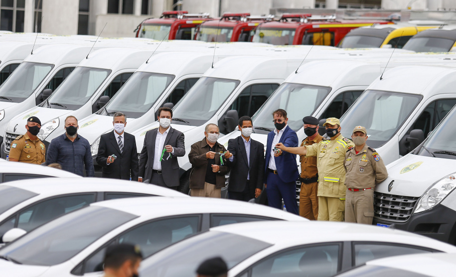 O governador Carlos Massa Ratinho Junior entregou nesta terça-feira (08), em ato simbólico no Palácio Iguaçu, 60 novos veículos que vão encorpar a frota das polícias (Militar e Civil), do Corpo de Bombeiro e do Departamento Penitenciário. A meta é chegar a 2022 com 80% da frota renovada.