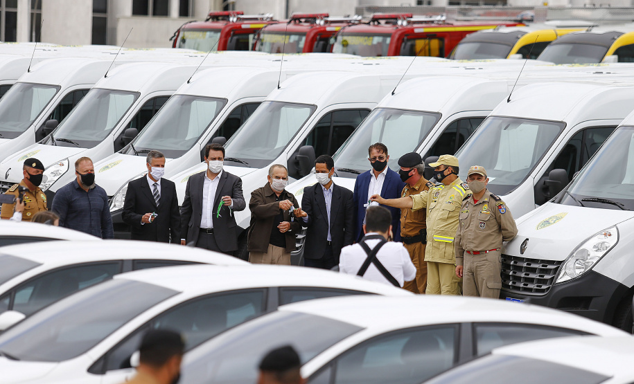 O governador Carlos Massa Ratinho Junior entregou nesta terça-feira (08), em ato simbólico no Palácio Iguaçu, 60 novos veículos que vão encorpar a frota das polícias (Militar e Civil), do Corpo de Bombeiro e do Departamento Penitenciário. A meta é chegar a 2022 com 80% da frota renovada.