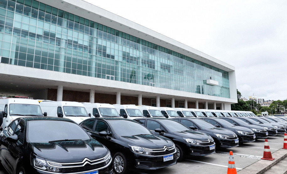 O governador Carlos Massa Ratinho Junior entregou nesta terça-feira (08), em ato simbólico no Palácio Iguaçu, 60 novos veículos que vão encorpar a frota das polícias (Militar e Civil), do Corpo de Bombeiro e do Departamento Penitenciário. A meta é chegar a 2022 com 80% da frota renovada.
