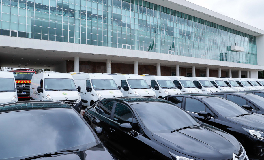 O governador Carlos Massa Ratinho Junior entregou nesta terça-feira (08), em ato simbólico no Palácio Iguaçu, 60 novos veículos que vão encorpar a frota das polícias (Militar e Civil), do Corpo de Bombeiro e do Departamento Penitenciário. A meta é chegar a 2022 com 80% da frota renovada.