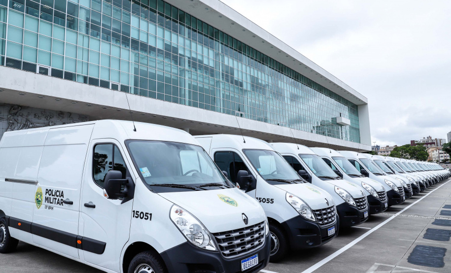 O governador Carlos Massa Ratinho Junior entregou nesta terça-feira (08), em ato simbólico no Palácio Iguaçu, 60 novos veículos que vão encorpar a frota das polícias (Militar e Civil), do Corpo de Bombeiro e do Departamento Penitenciário. A meta é chegar a 2022 com 80% da frota renovada.