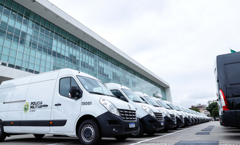 O governador Carlos Massa Ratinho Junior entregou nesta terça-feira (08), em ato simbólico no Palácio Iguaçu, 60 novos veículos que vão encorpar a frota das polícias (Militar e Civil), do Corpo de Bombeiro e do Departamento Penitenciário. A meta é chegar a 2022 com 80% da frota renovada.
