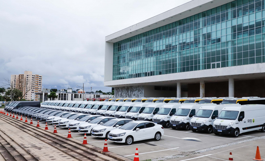 O governador Carlos Massa Ratinho Junior entregou nesta terça-feira (08), em ato simbólico no Palácio Iguaçu, 60 novos veículos que vão encorpar a frota das polícias (Militar e Civil), do Corpo de Bombeiro e do Departamento Penitenciário. A meta é chegar a 2022 com 80% da frota renovada.
