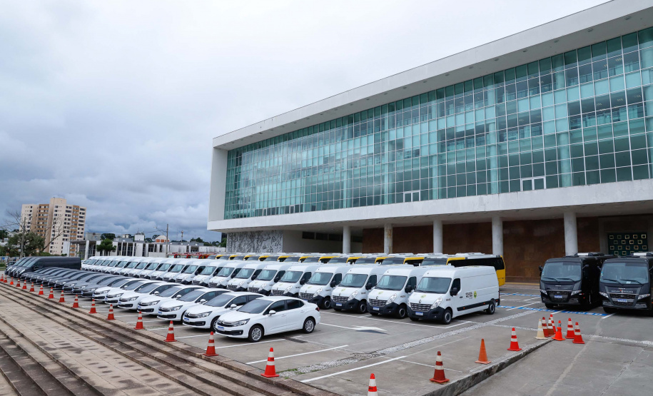 O governador Carlos Massa Ratinho Junior entregou nesta terça-feira (08), em ato simbólico no Palácio Iguaçu, 60 novos veículos que vão encorpar a frota das polícias (Militar e Civil), do Corpo de Bombeiro e do Departamento Penitenciário. A meta é chegar a 2022 com 80% da frota renovada.