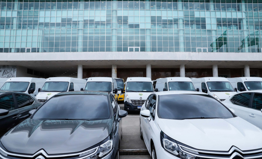 O governador Carlos Massa Ratinho Junior entregou nesta terça-feira (08), em ato simbólico no Palácio Iguaçu, 60 novos veículos que vão encorpar a frota das polícias (Militar e Civil), do Corpo de Bombeiro e do Departamento Penitenciário. A meta é chegar a 2022 com 80% da frota renovada.