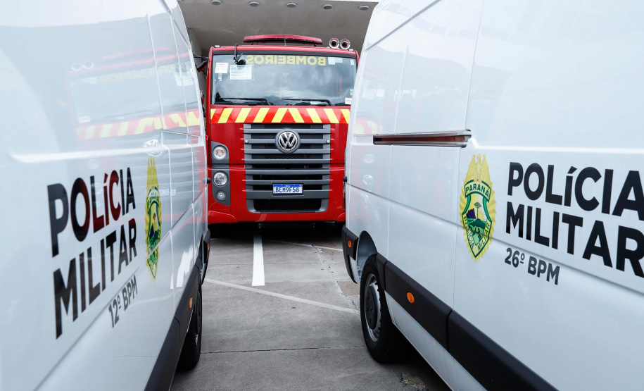 O governador Carlos Massa Ratinho Junior entregou nesta terça-feira (08), em ato simbólico no Palácio Iguaçu, 60 novos veículos que vão encorpar a frota das polícias (Militar e Civil), do Corpo de Bombeiro e do Departamento Penitenciário. A meta é chegar a 2022 com 80% da frota renovada.