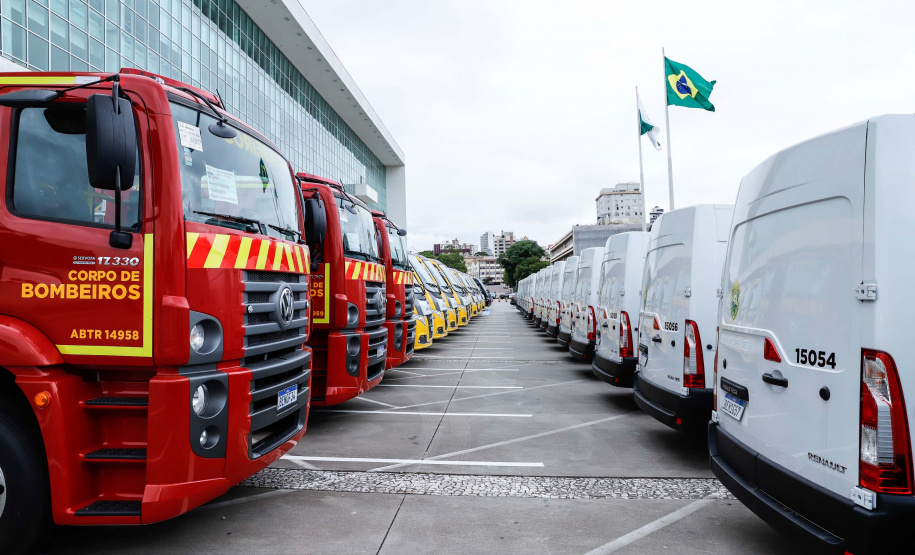 O governador Carlos Massa Ratinho Junior entregou nesta terça-feira (08), em ato simbólico no Palácio Iguaçu, 60 novos veículos que vão encorpar a frota das polícias (Militar e Civil), do Corpo de Bombeiro e do Departamento Penitenciário. A meta é chegar a 2022 com 80% da frota renovada.