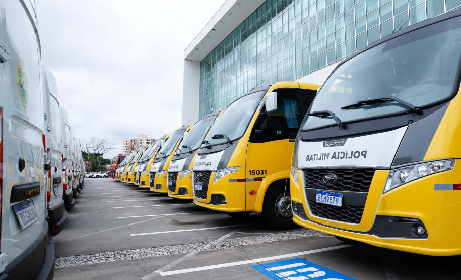 O governador Carlos Massa Ratinho Junior entregou nesta terça-feira (08), em ato simbólico no Palácio Iguaçu, 60 novos veículos que vão encorpar a frota das polícias (Militar e Civil), do Corpo de Bombeiro e do Departamento Penitenciário. A meta é chegar a 2022 com 80% da frota renovada.