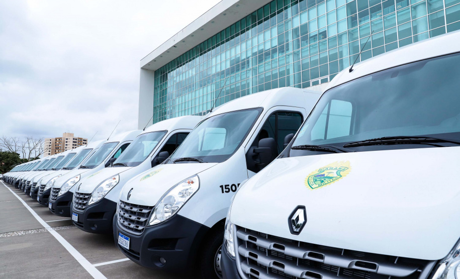 O governador Carlos Massa Ratinho Junior entregou nesta terça-feira (08), em ato simbólico no Palácio Iguaçu, 60 novos veículos que vão encorpar a frota das polícias (Militar e Civil), do Corpo de Bombeiro e do Departamento Penitenciário. A meta é chegar a 2022 com 80% da frota renovada.