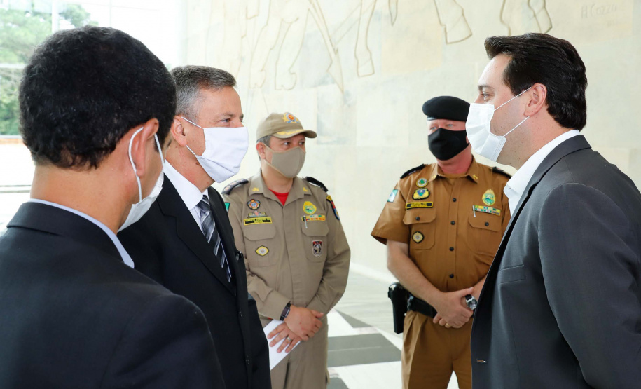 O governador Carlos Massa Ratinho Junior entregou nesta terça-feira (08), em ato simbólico no Palácio Iguaçu, 60 novos veículos que vão encorpar a frota das polícias (Militar e Civil), do Corpo de Bombeiro e do Departamento Penitenciário. A meta é chegar a 2022 com 80% da frota renovada.