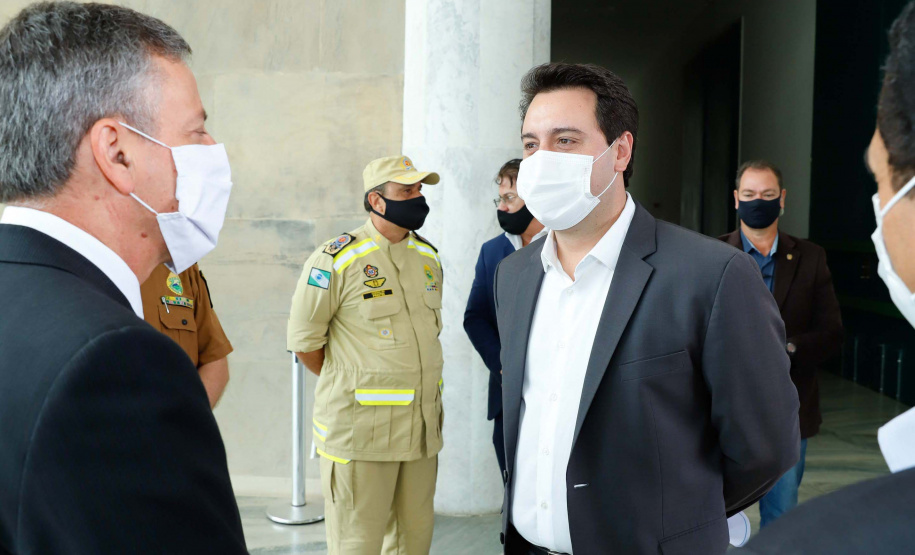 O governador Carlos Massa Ratinho Junior entregou nesta terça-feira (08), em ato simbólico no Palácio Iguaçu, 60 novos veículos que vão encorpar a frota das polícias (Militar e Civil), do Corpo de Bombeiro e do Departamento Penitenciário. A meta é chegar a 2022 com 80% da frota renovada.