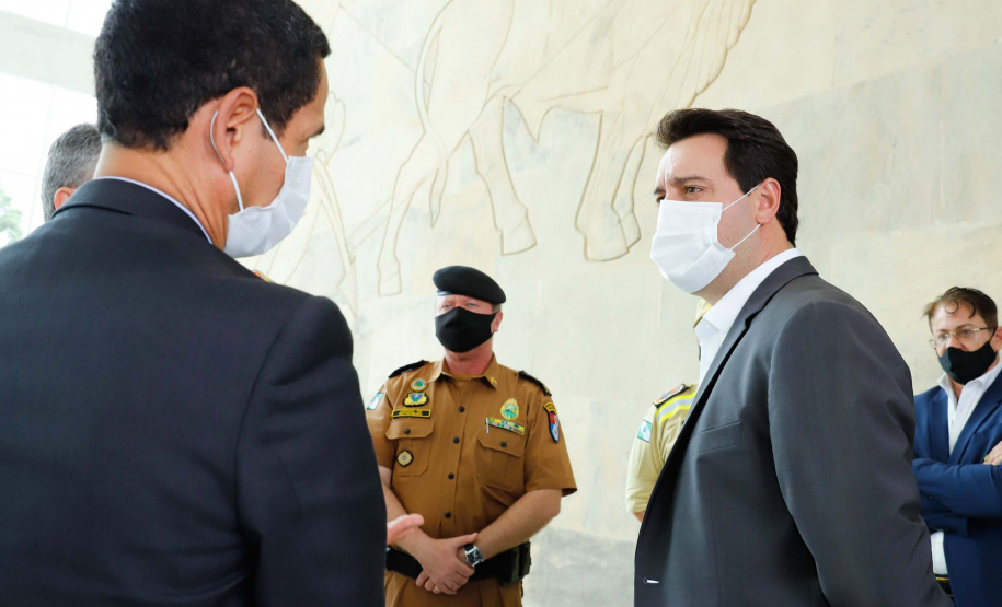 O governador Carlos Massa Ratinho Junior entregou nesta terça-feira (08), em ato simbólico no Palácio Iguaçu, 60 novos veículos que vão encorpar a frota das polícias (Militar e Civil), do Corpo de Bombeiro e do Departamento Penitenciário. A meta é chegar a 2022 com 80% da frota renovada.