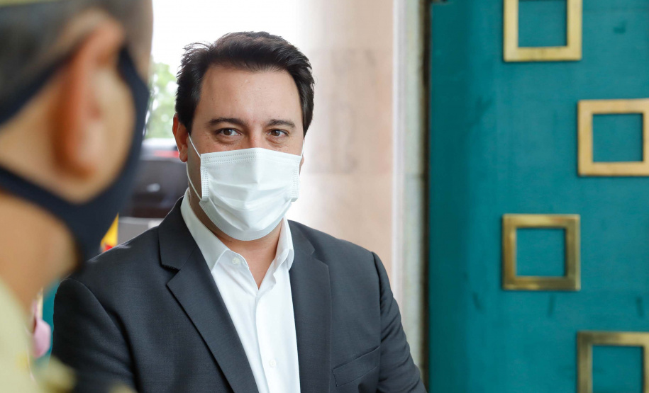 O governador Carlos Massa Ratinho Junior entregou nesta terça-feira (08), em ato simbólico no Palácio Iguaçu, 60 novos veículos que vão encorpar a frota das polícias (Militar e Civil), do Corpo de Bombeiro e do Departamento Penitenciário. A meta é chegar a 2022 com 80% da frota renovada.