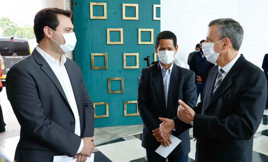 O governador Carlos Massa Ratinho Junior entregou nesta terça-feira (08), em ato simbólico no Palácio Iguaçu, 60 novos veículos que vão encorpar a frota das polícias (Militar e Civil), do Corpo de Bombeiro e do Departamento Penitenciário. A meta é chegar a 2022 com 80% da frota renovada.