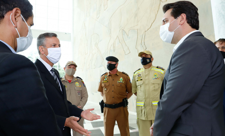 O governador Carlos Massa Ratinho Junior entregou nesta terça-feira (08), em ato simbólico no Palácio Iguaçu, 60 novos veículos que vão encorpar a frota das polícias (Militar e Civil), do Corpo de Bombeiro e do Departamento Penitenciário. A meta é chegar a 2022 com 80% da frota renovada.