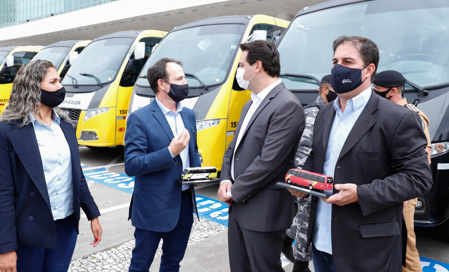 O governador Carlos Massa Ratinho Junior entregou nesta terça-feira (08), em ato simbólico no Palácio Iguaçu, 60 novos veículos que vão encorpar a frota das polícias (Militar e Civil), do Corpo de Bombeiro e do Departamento Penitenciário. A meta é chegar a 2022 com 80% da frota renovada.