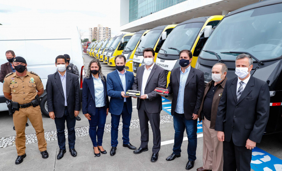 O governador Carlos Massa Ratinho Junior entregou nesta terça-feira (08), em ato simbólico no Palácio Iguaçu, 60 novos veículos que vão encorpar a frota das polícias (Militar e Civil), do Corpo de Bombeiro e do Departamento Penitenciário. A meta é chegar a 2022 com 80% da frota renovada.