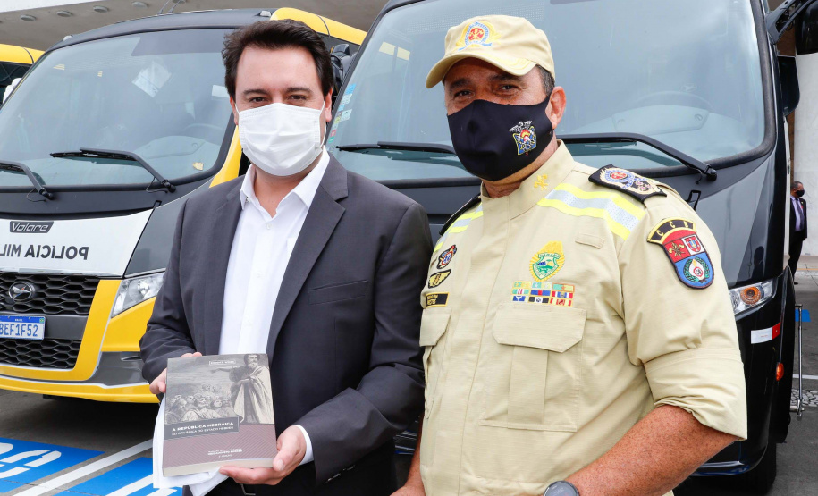 O governador Carlos Massa Ratinho Junior entregou nesta terça-feira (08), em ato simbólico no Palácio Iguaçu, 60 novos veículos que vão encorpar a frota das polícias (Militar e Civil), do Corpo de Bombeiro e do Departamento Penitenciário. A meta é chegar a 2022 com 80% da frota renovada.