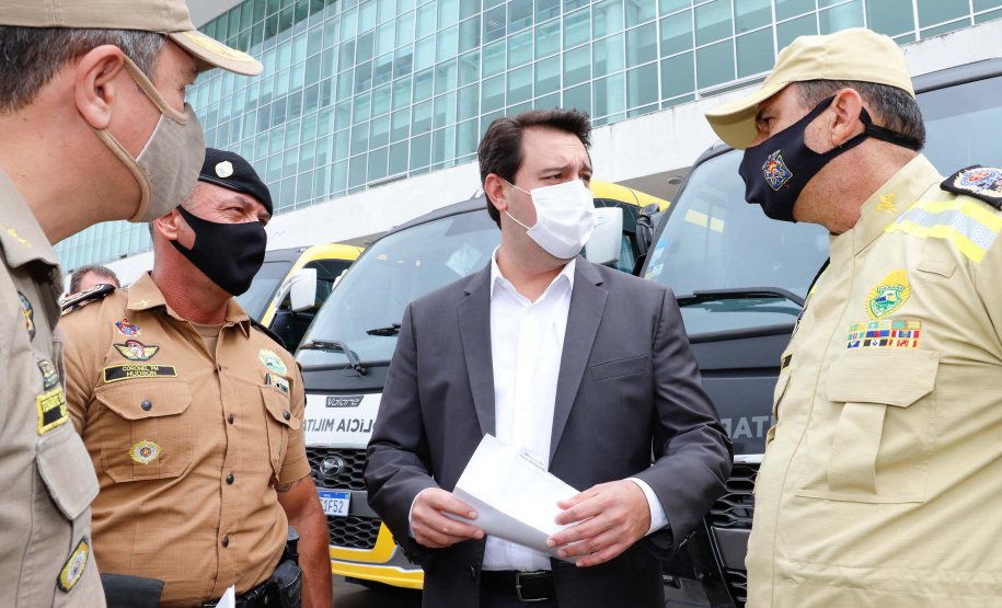 O governador Carlos Massa Ratinho Junior entregou nesta terça-feira (08), em ato simbólico no Palácio Iguaçu, 60 novos veículos que vão encorpar a frota das polícias (Militar e Civil), do Corpo de Bombeiro e do Departamento Penitenciário. A meta é chegar a 2022 com 80% da frota renovada.