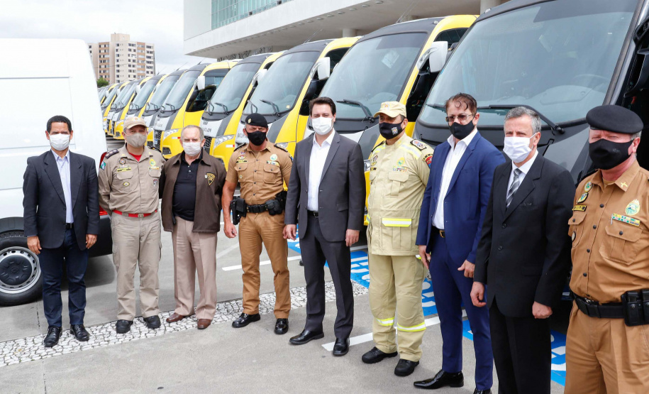 O governador Carlos Massa Ratinho Junior entregou nesta terça-feira (08), em ato simbólico no Palácio Iguaçu, 60 novos veículos que vão encorpar a frota das polícias (Militar e Civil), do Corpo de Bombeiro e do Departamento Penitenciário. A meta é chegar a 2022 com 80% da frota renovada.