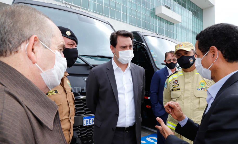 O governador Carlos Massa Ratinho Junior entregou nesta terça-feira (08), em ato simbólico no Palácio Iguaçu, 60 novos veículos que vão encorpar a frota das polícias (Militar e Civil), do Corpo de Bombeiro e do Departamento Penitenciário. A meta é chegar a 2022 com 80% da frota renovada.