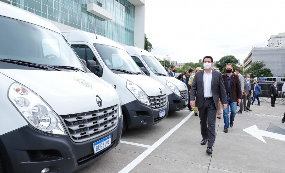 O governador Carlos Massa Ratinho Junior entregou nesta terça-feira (08), em ato simbólico no Palácio Iguaçu, 60 novos veículos que vão encorpar a frota das polícias (Militar e Civil), do Corpo de Bombeiro e do Departamento Penitenciário. A meta é chegar a 2022 com 80% da frota renovada.