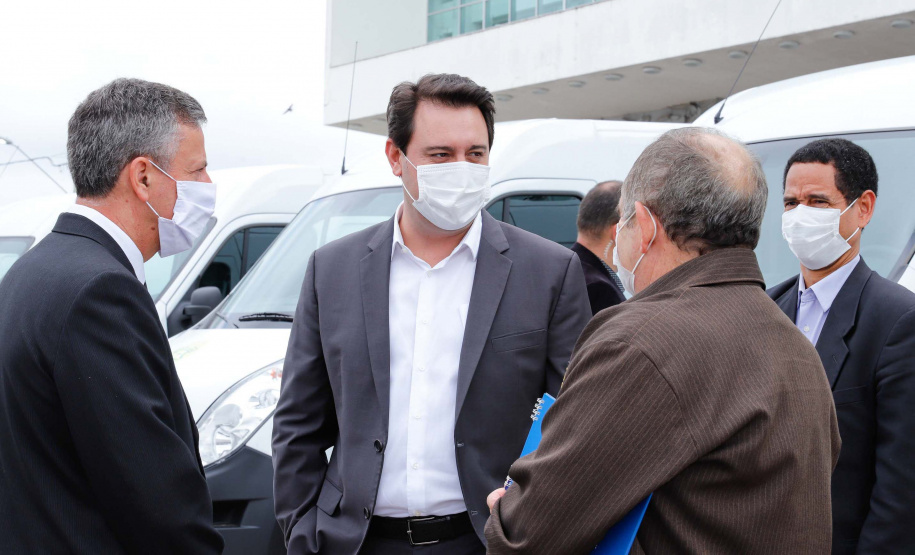 O governador Carlos Massa Ratinho Junior entregou nesta terça-feira (08), em ato simbólico no Palácio Iguaçu, 60 novos veículos que vão encorpar a frota das polícias (Militar e Civil), do Corpo de Bombeiro e do Departamento Penitenciário. A meta é chegar a 2022 com 80% da frota renovada.