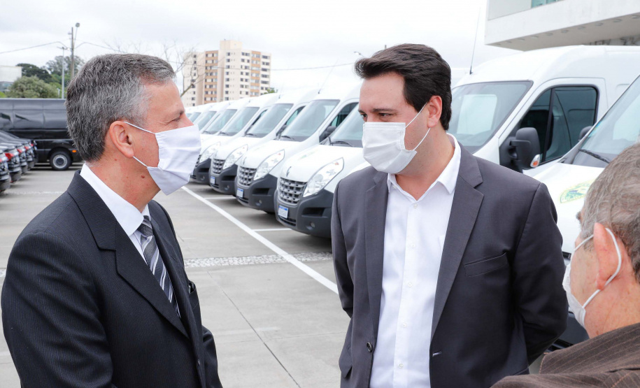 O governador Carlos Massa Ratinho Junior entregou nesta terça-feira (08), em ato simbólico no Palácio Iguaçu, 60 novos veículos que vão encorpar a frota das polícias (Militar e Civil), do Corpo de Bombeiro e do Departamento Penitenciário. A meta é chegar a 2022 com 80% da frota renovada.