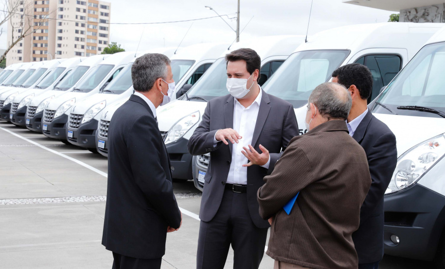O governador Carlos Massa Ratinho Junior entregou nesta terça-feira (08), em ato simbólico no Palácio Iguaçu, 60 novos veículos que vão encorpar a frota das polícias (Militar e Civil), do Corpo de Bombeiro e do Departamento Penitenciário. A meta é chegar a 2022 com 80% da frota renovada.