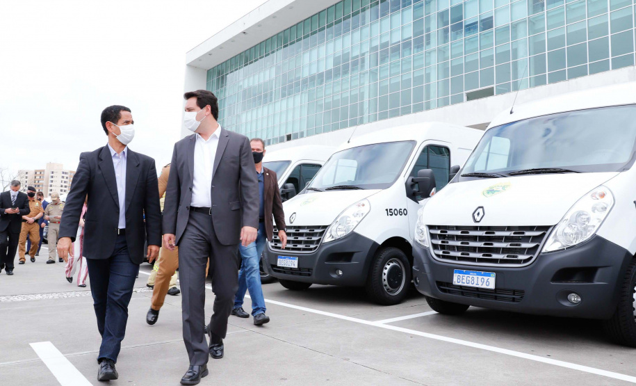 O governador Carlos Massa Ratinho Junior entregou nesta terça-feira (08), em ato simbólico no Palácio Iguaçu, 60 novos veículos que vão encorpar a frota das polícias (Militar e Civil), do Corpo de Bombeiro e do Departamento Penitenciário. A meta é chegar a 2022 com 80% da frota renovada.