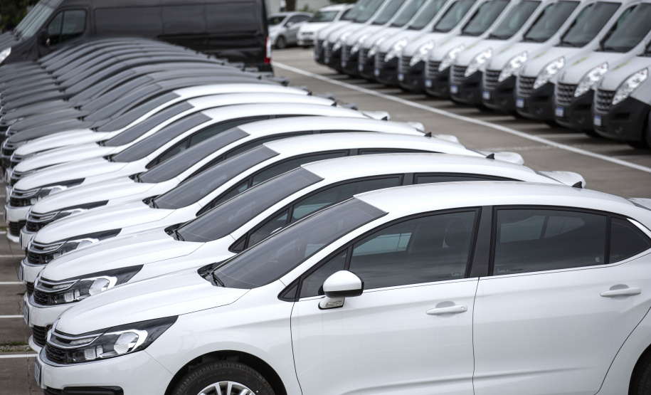 O governador Carlos Massa Ratinho Junior entregou nesta terça-feira (08), em ato simbólico no Palácio Iguaçu, 60 novos veículos que vão encorpar a frota das polícias (Militar e Civil), do Corpo de Bombeiro e do Departamento Penitenciário. A meta é chegar a 2022 com 80% da frota renovada.