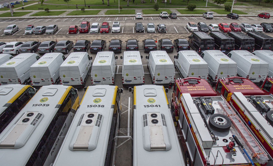 O governador Carlos Massa Ratinho Junior entregou nesta terça-feira (08), em ato simbólico no Palácio Iguaçu, 60 novos veículos que vão encorpar a frota das polícias (Militar e Civil), do Corpo de Bombeiro e do Departamento Penitenciário. A meta é chegar a 2022 com 80% da frota renovada.
