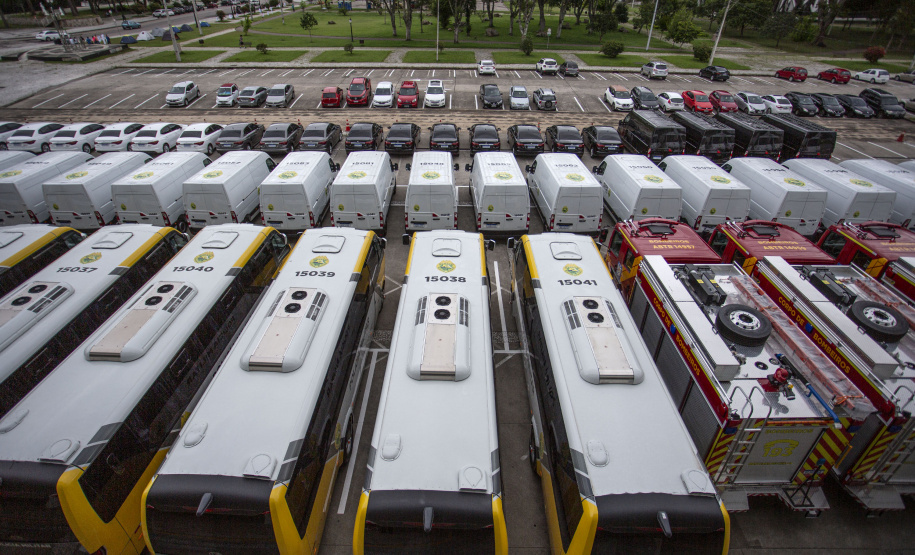 O governador Carlos Massa Ratinho Junior entregou nesta terça-feira (08), em ato simbólico no Palácio Iguaçu, 60 novos veículos que vão encorpar a frota das polícias (Militar e Civil), do Corpo de Bombeiro e do Departamento Penitenciário. A meta é chegar a 2022 com 80% da frota renovada.