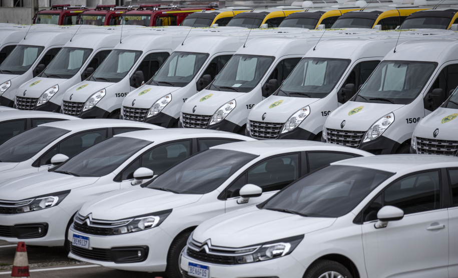 O governador Carlos Massa Ratinho Junior entregou nesta terça-feira (08), em ato simbólico no Palácio Iguaçu, 60 novos veículos que vão encorpar a frota das polícias (Militar e Civil), do Corpo de Bombeiro e do Departamento Penitenciário. A meta é chegar a 2022 com 80% da frota renovada.